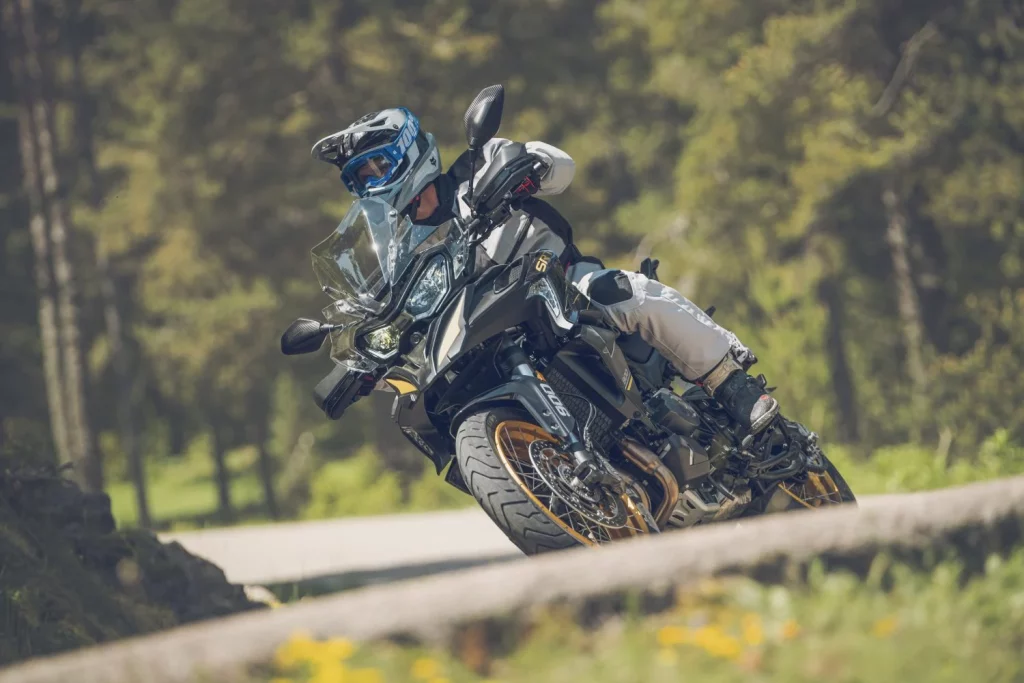QJ Motor entra por la puerta grande en el segmento trail con sus SRT 900 40 Motor16 2025 QJ MOTOR SRT 900SX 11 Motor16