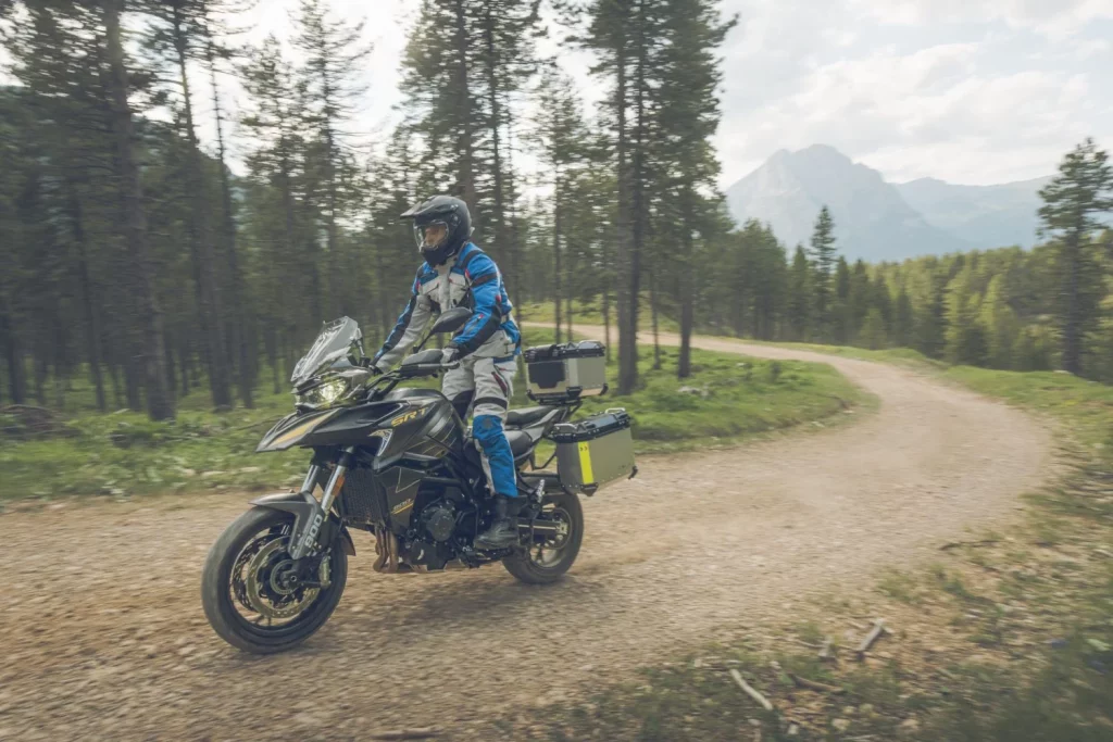QJ Motor entra por la puerta grande en el segmento trail con sus SRT 900 42 Motor16 2025 QJ MOTOR SRT 900SX 13 Motor16