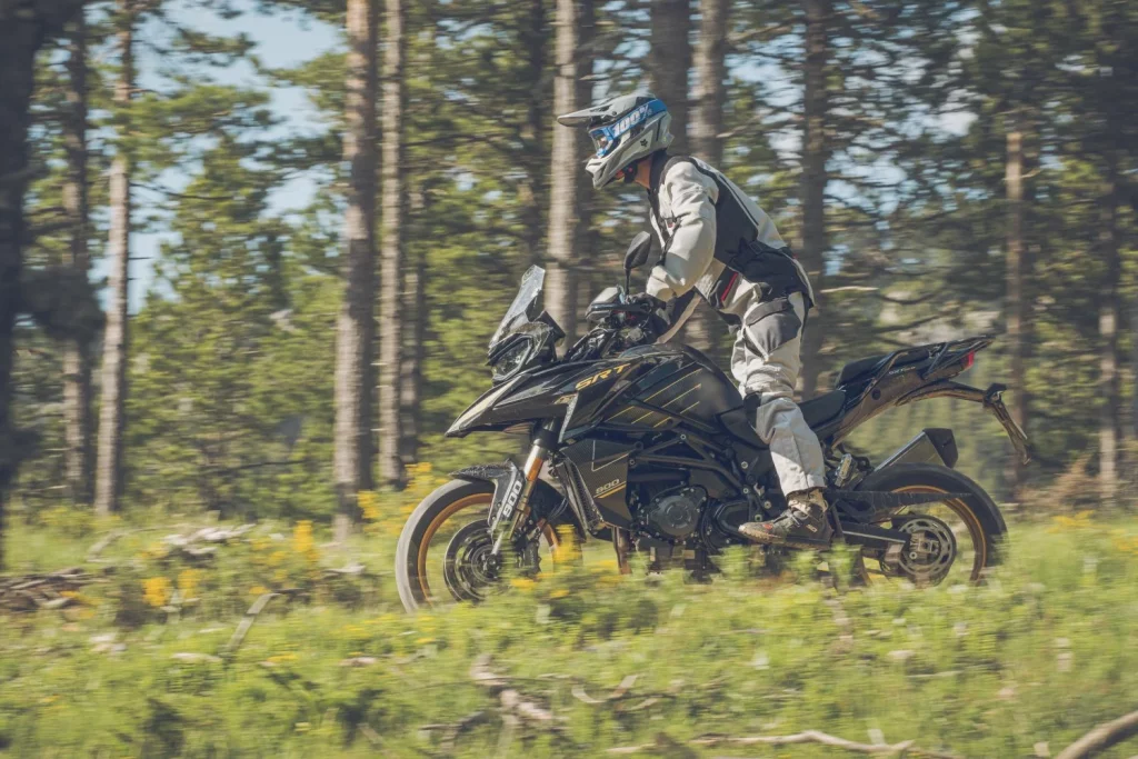 QJ Motor entra por la puerta grande en el segmento trail con sus SRT 900 38 Motor16 2025 QJ MOTOR SRT 900SX 9 Motor16