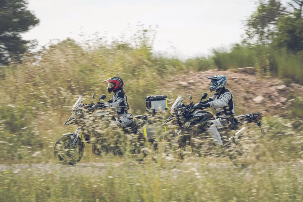 QJ Motor entra por la puerta grande en el segmento trail con sus SRT 900 11 Motor16 2025 QJ MOTOR SRT900 Movimiento 6 Motor16