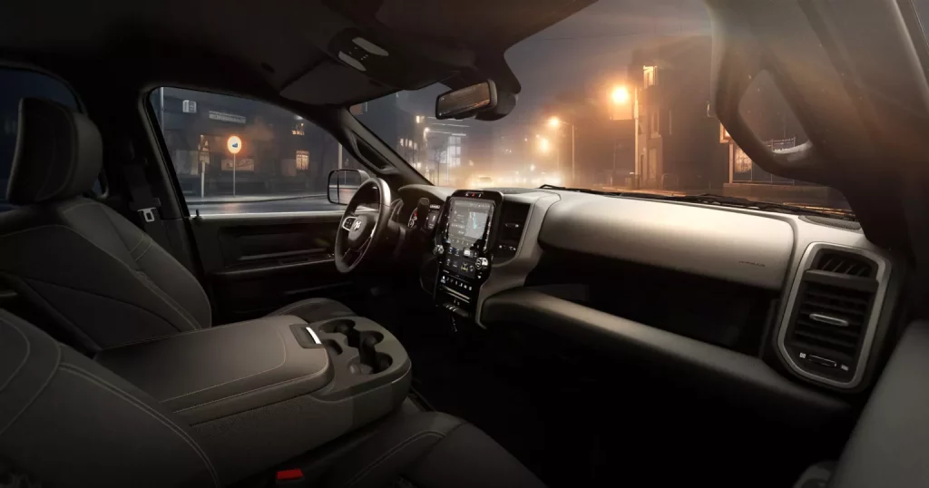 El inmenso RAM 2500 estrena dos exclusivas versiones para EE.UU. 2 Motor16 2025 RAM 2500 Black Express. Imagen interior.