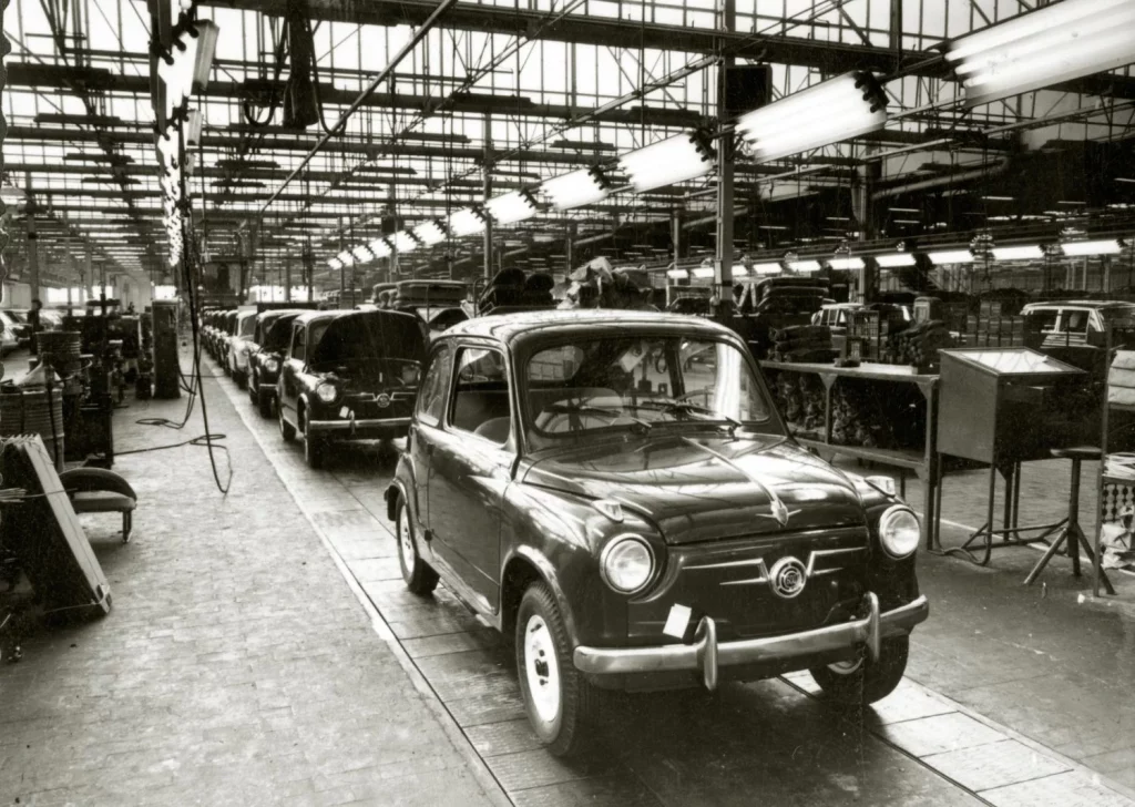 SEAT 600: La historia del coche que motorizó a España y que hoy sopla 68 velas 1 Motor16 2025 SEAT 600. Historia. Imagen fábrica.