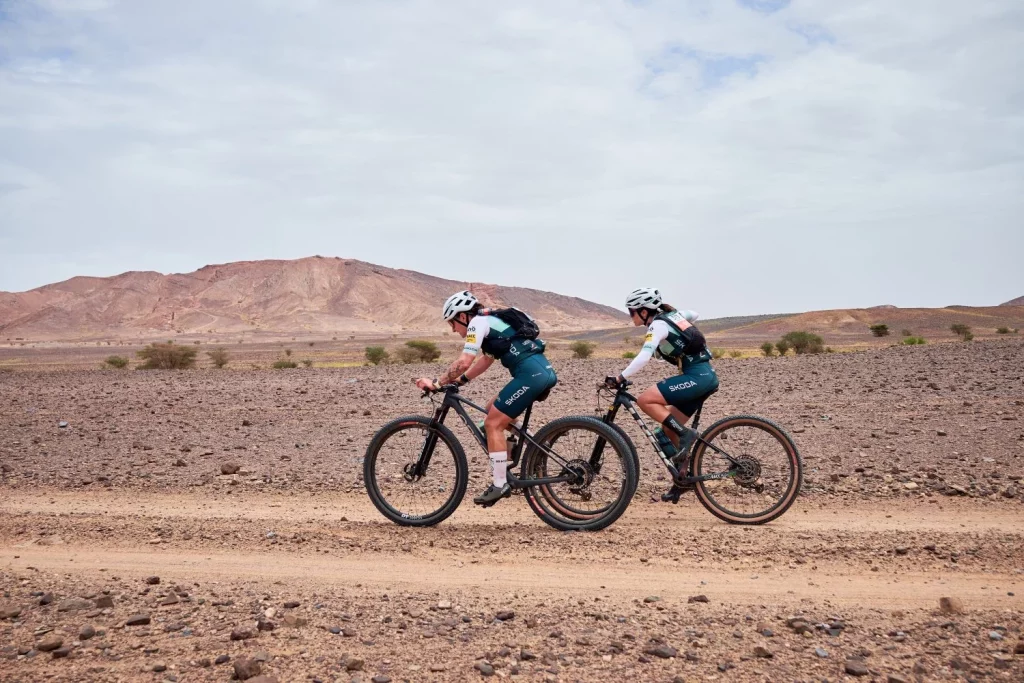 El paso del Škoda RACC HolaBICI por la Titan Desert Morocco en forma de documental 2 Motor16 2025 Skoda RACC HolaBICI. Titan Desert. Imagen carrera.