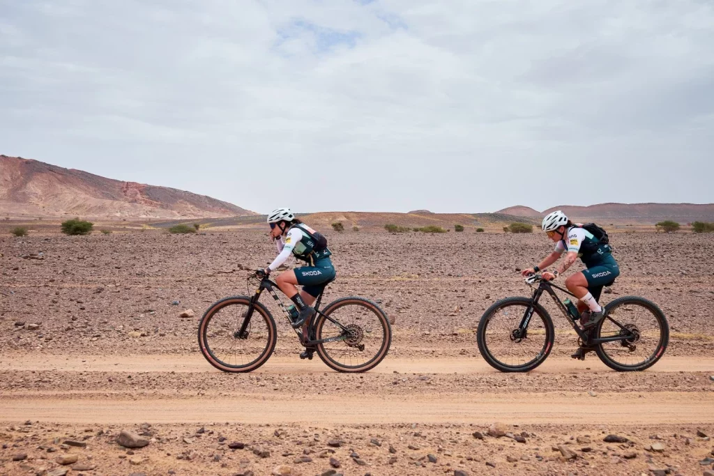 El paso del Škoda RACC HolaBICI por la Titan Desert Morocco en forma de documental 6 Motor16 2025 Skoda RACC Holabici Titan 3 Motor16