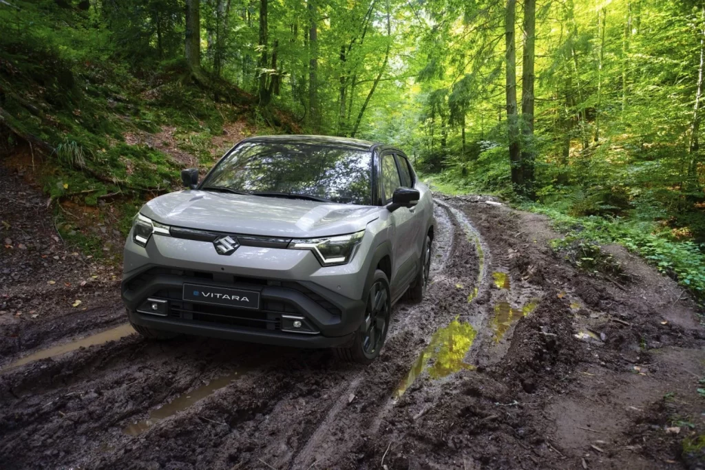 El Suzuki Vitara eléctrico ya tiene precio: Unos 3.000 euros más que el de gasolina 17 Motor16 2025 Suzuki Vitara Eléctrico. Imagen portada.