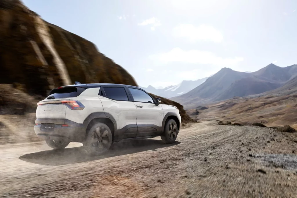 El Suzuki Vitara eléctrico ya tiene precio: Unos 3.000 euros más que el de gasolina 1 Motor16 2025 Suzuki Vitara Eléctrico. Imagen trasera.