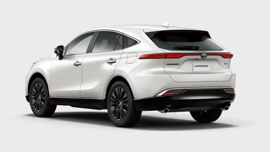 Toyota Harrier: El RAV4 más deportivo se pone de nuevo en forma 3 Motor16 2025 Toyota Harrier. Imagen trasera.