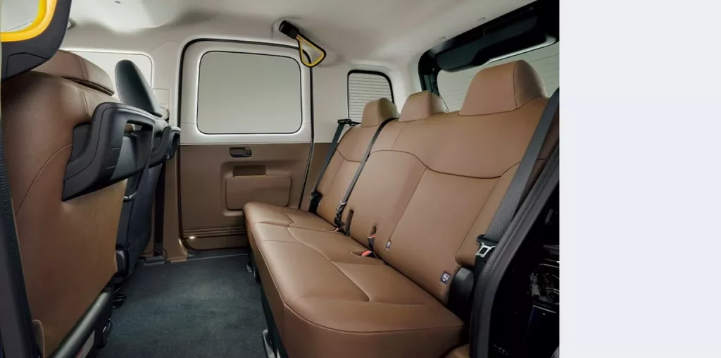 El taxi que Toyota fabrica en exclusiva para Japón se pone a tono con una controvertida mecánica híbrida 4 Motor16 2025 Toyota JPN Taxi. Imagen asientos.