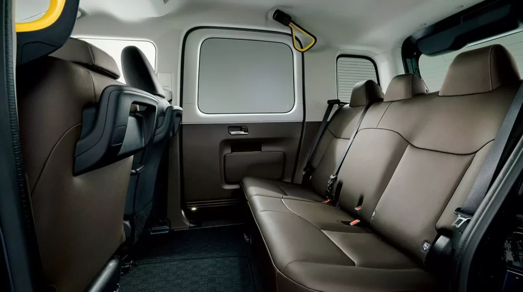 El taxi que Toyota fabrica en exclusiva para Japón se pone a tono con una controvertida mecánica híbrida 21 Motor16 2025 Toyota JPN Taxi 13 Motor16