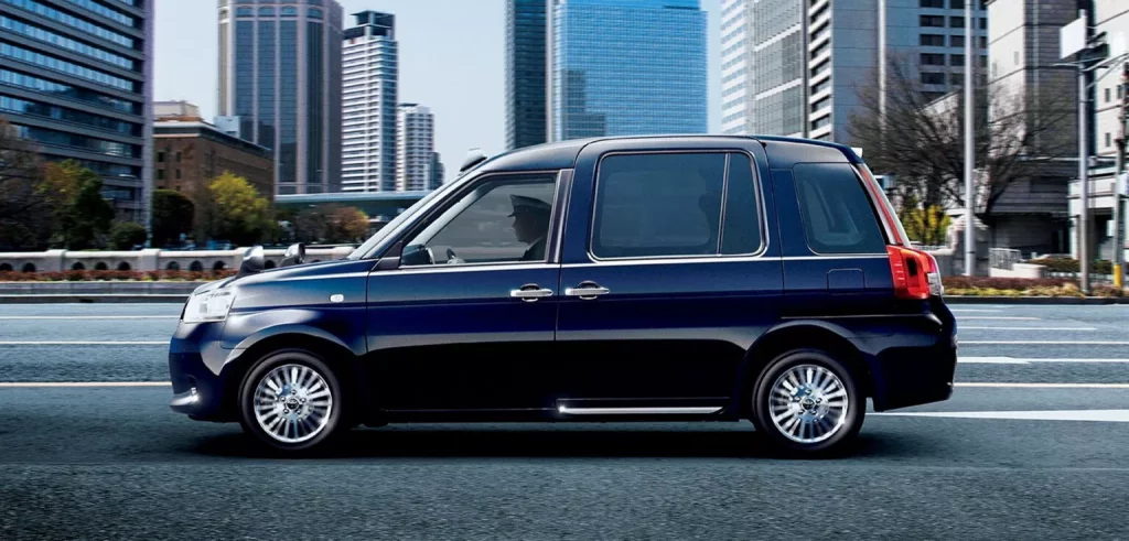 El taxi que Toyota fabrica en exclusiva para Japón se pone a tono con una controvertida mecánica híbrida 3 Motor16 2025 Toyota JPN Taxi. Imagen barrido.