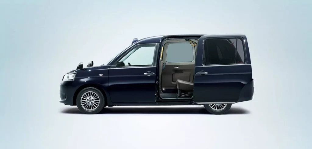 El taxi que Toyota fabrica en exclusiva para Japón se pone a tono con una controvertida mecánica híbrida 1 Motor16 2025 Toyota JPN Taxi. Imagen lateral.