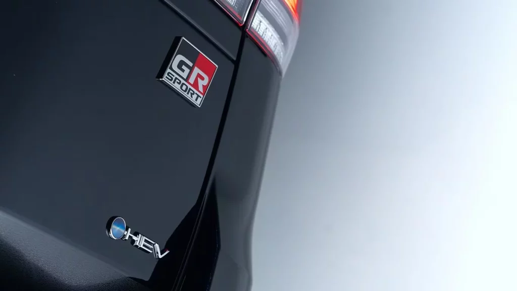 El Toyota Land Cruiser se pone las pilas para ser más potente y eficiente 3 Motor16 2025 Toyota Land Cruiser Hybrid. Imagen emblema.
