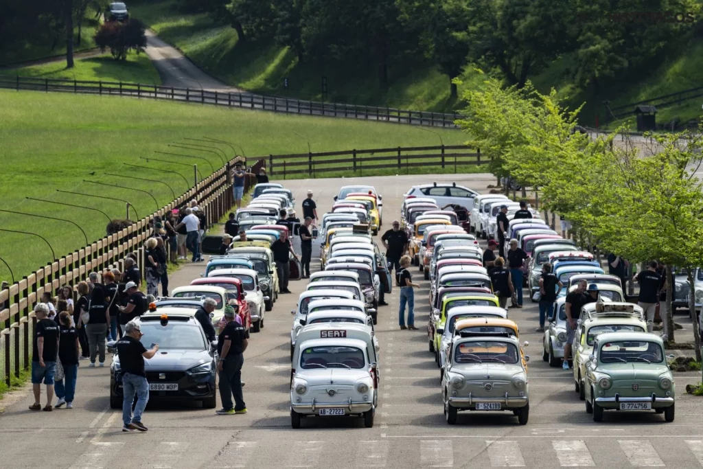 TraveSEAT: El evento donde cientos de SEAT 600 invaden las carreteras 5 Motor16 2025 Travelseat Seat 600 anos pasados 2 Motor16