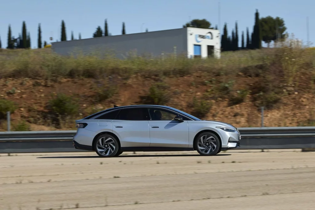 Probamos el Volkswagen ID.7 Pro Más, un eléctrico para hacerte olvidar mitos 12 Motor16 2025 Volkswagen id 7 prueba 18 Motor16