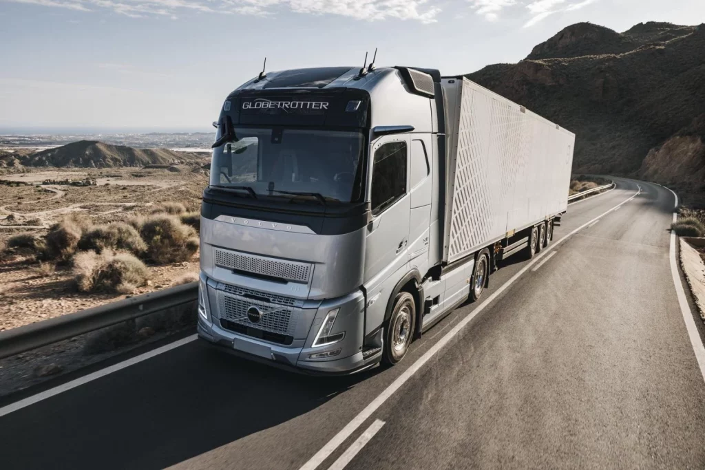 El sistema de dirección más sofisticado del mundo lo usa un Volvo... Pero no tiene cuatro ruedas 1 Motor16 2025 Volvo Trucks. Sistema de dirección. Imagen movimiento.