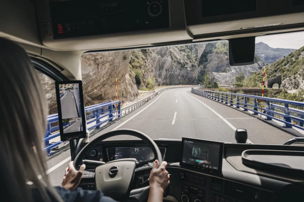 El sistema de dirección más sofisticado del mundo lo usa un Volvo... Pero no tiene cuatro ruedas 5 Motor16 2025 Volvo Trucks Direccion 3 Motor16