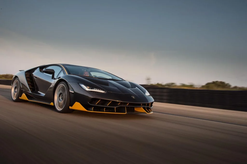 Del Reventón al Countach LPI 800-4: Lamborghini repasa la historia de sus one-off antes de su última sorpresa 4 Motor16 2025 Lamborghini Centenario. Imagen.