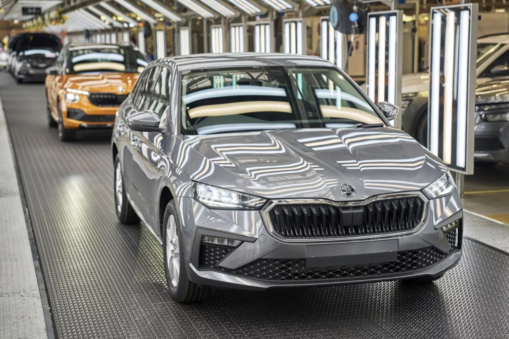 Skoda pone la primera piedra de un taller de pintura por el que pasarán 1.600 coches... cada día 2 Motor16 2025 Skoda fábrica Mladá Boleslav. Scala y Kamiq.