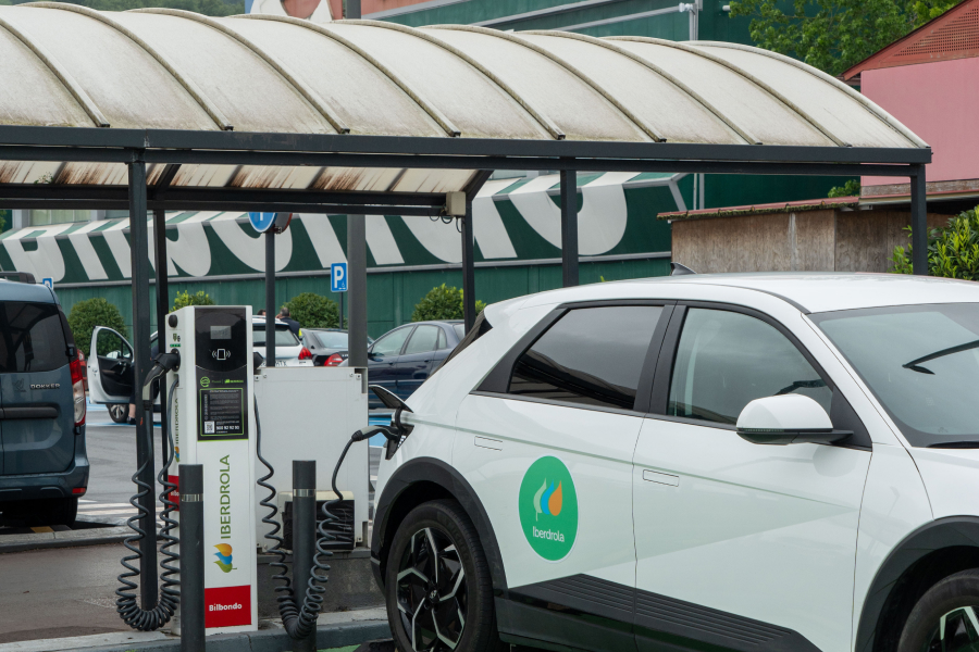 Iberdrola | bp pulse abren la estación de recarga más grande de España 2 Motor16 250211 iberdrola eroski recarga 900x600 1 Motor16
