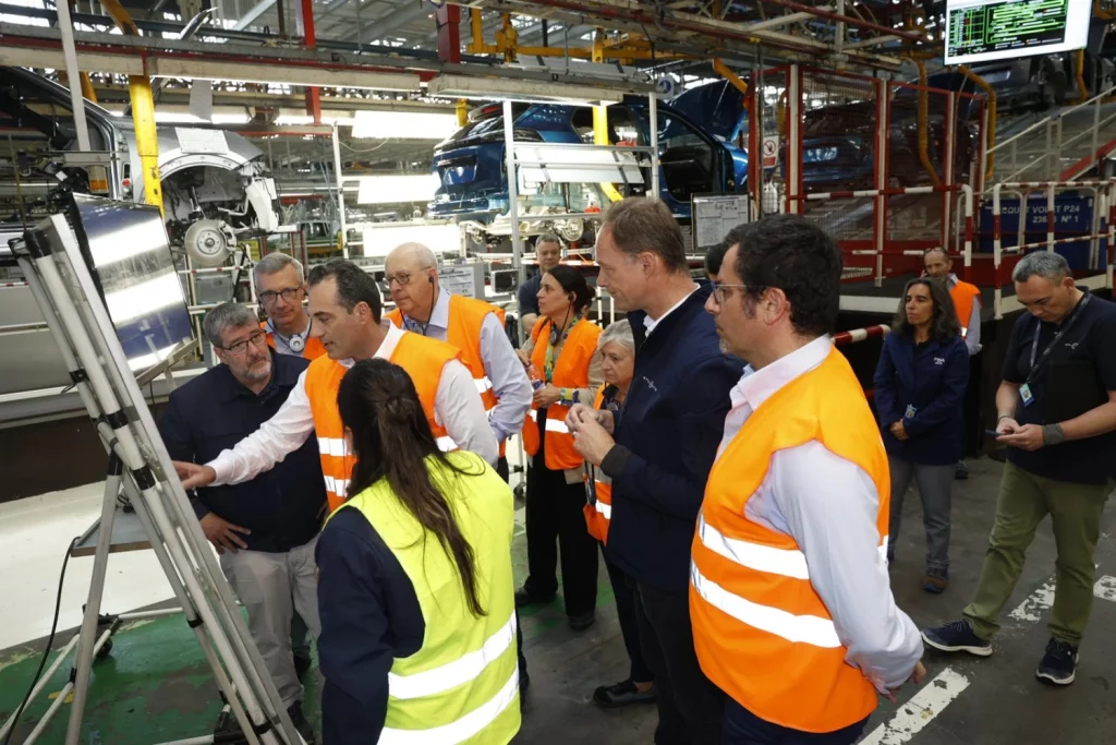 ANTONIO FILOSA CEO STELLANTIS VISITA VIGO3 Motor16