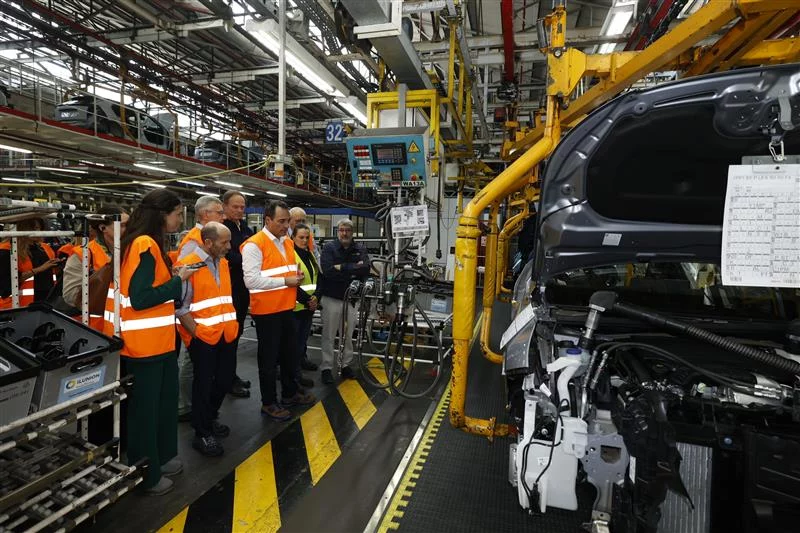 ANTONIO FILOSA CEO STELLANTIS VISITA VIGO4 Motor16