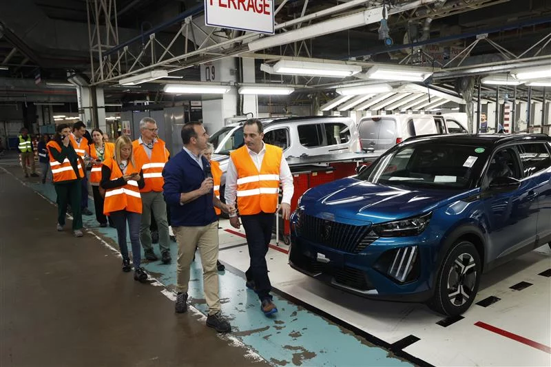 ANTONIO FILOSA CEO STELLANTIS VISITA VIGO5 Motor16
