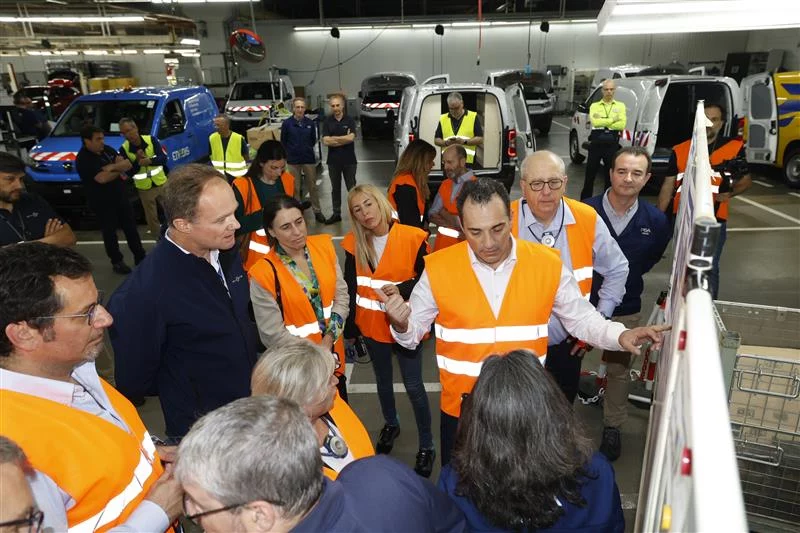 ANTONIO FILOSA CEO STELLANTIS VISITA VIGO6 Motor16