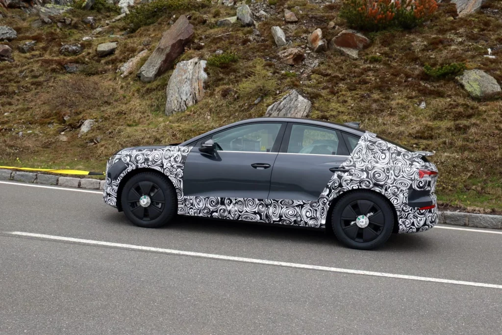 Fotos espía del restyling del Audi Q4 e-tron 18 Motor16 Audi Q4 Sportback e tron 2026 17 Motor16
