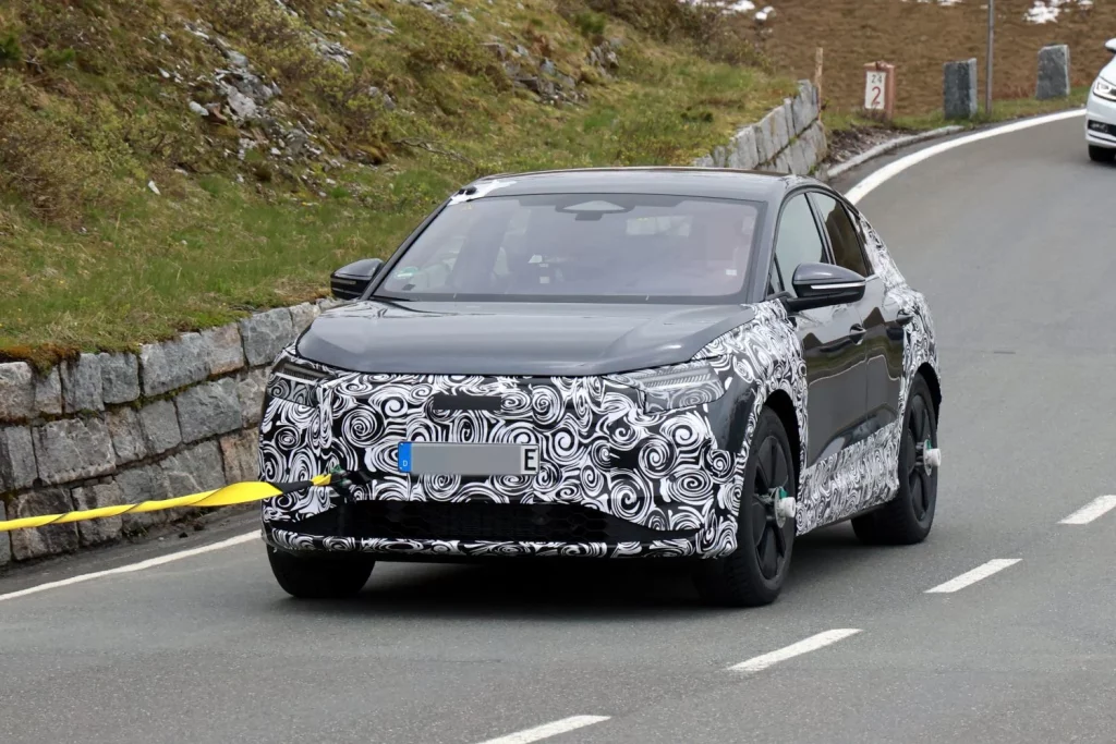 Fotos espía del restyling del Audi Q4 e-tron 4 Motor16 Audi Q4 Sportback e tron 2026 2 Motor16