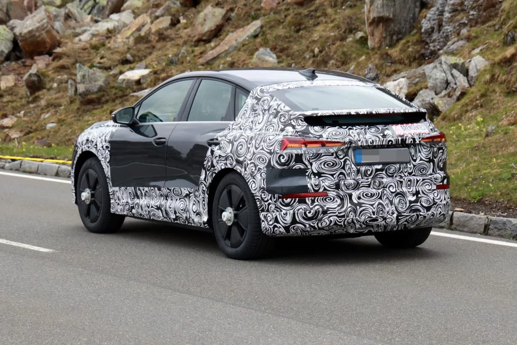 Fotos espía del restyling del Audi Q4 e-tron 25 Motor16 Audi Q4 Sportback e tron 2026 24 Motor16