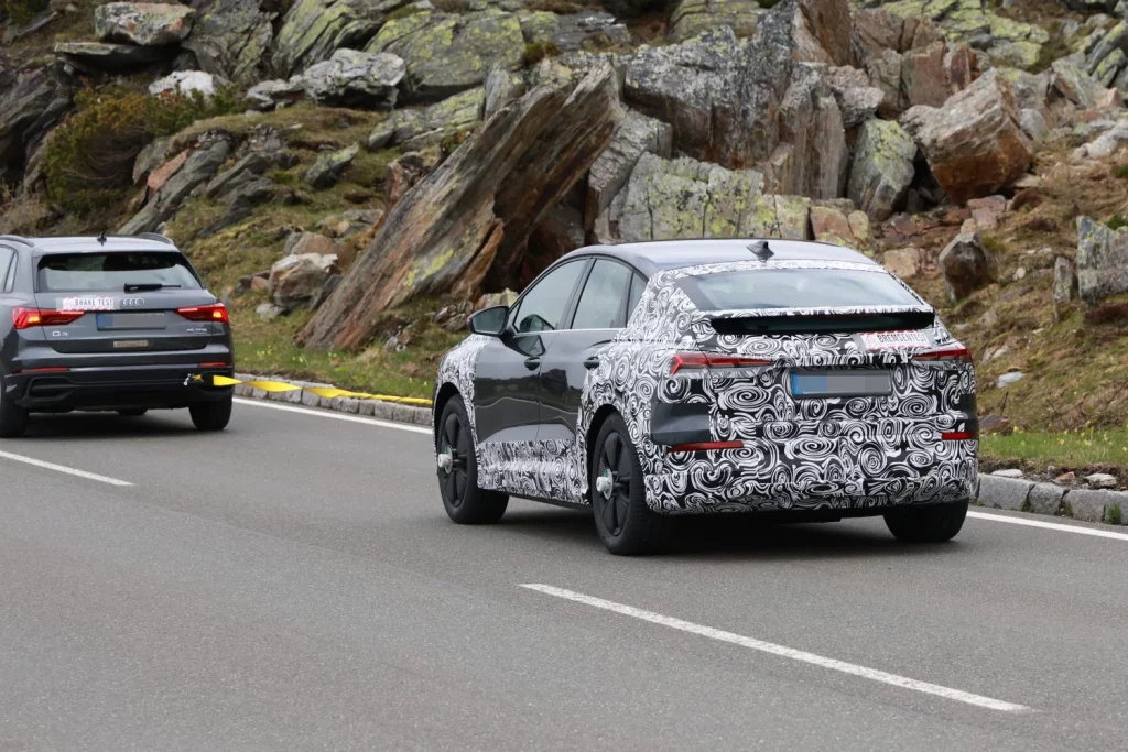 Fotos espía del restyling del Audi Q4 e-tron 1 Motor16 Audi Q4 Sportback e-tron 2026 (25)