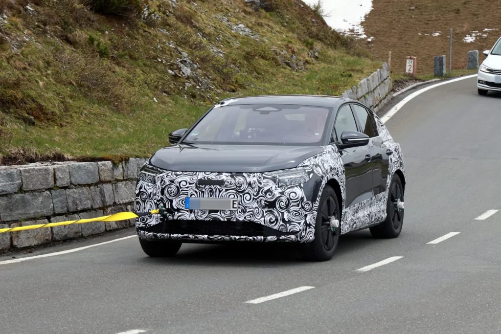 Fotos espía del restyling del Audi Q4 e-tron 5 Motor16 Audi Q4 Sportback e tron 2026 3 Motor16