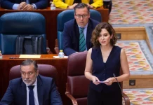 El día que Ayuso sacó a relucir en la Asamblea de Madrid un legendario Peugeot utilizado por Pedro Sánchez