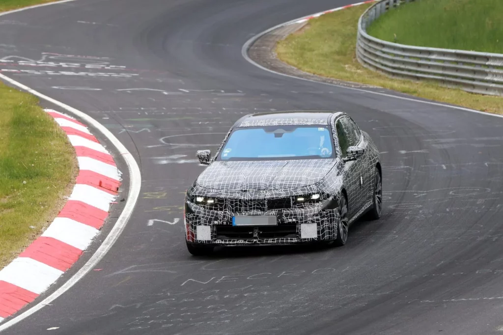 Fotos espía del BMW M350 xDrive, el 'hermano pequeño' del futuro M3 5 Motor16 BMW M350 xDrive 3 Motor16