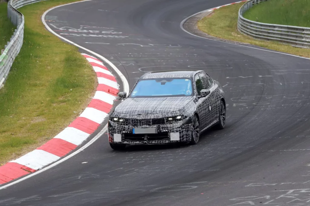 Fotos espía del BMW M350 xDrive, el 'hermano pequeño' del futuro M3 6 Motor16 BMW M350 xDrive 4 Motor16