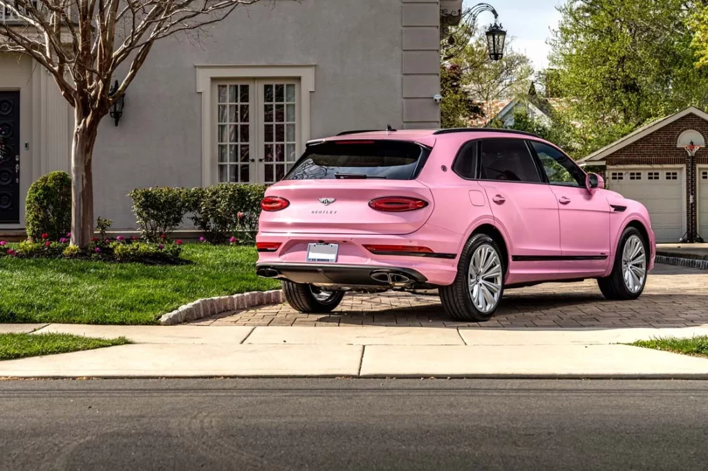 ¿Cuántos colores ofrece el Bentley Bentayga? Uno es este 'sueño rosa' 1 Motor16 Bentley Bentayga EWB Mulliner en color rosa