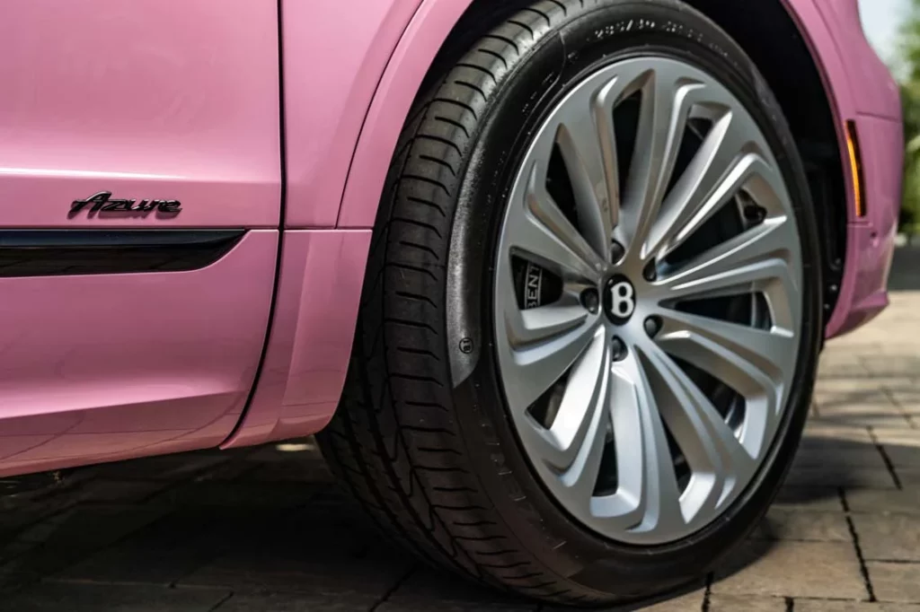¿Cuántos colores ofrece el Bentley Bentayga? Uno es este 'sueño rosa' 7 Motor16 Bentayga EWB Mulliner in Candy Pink 3 Motor16