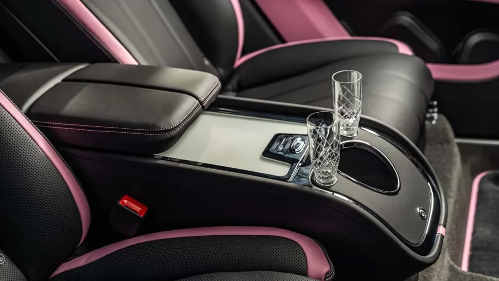 ¿Cuántos colores ofrece el Bentley Bentayga? Uno es este 'sueño rosa' 4 Motor16 Bentley Bentayga EWB Mulliner en color rosa