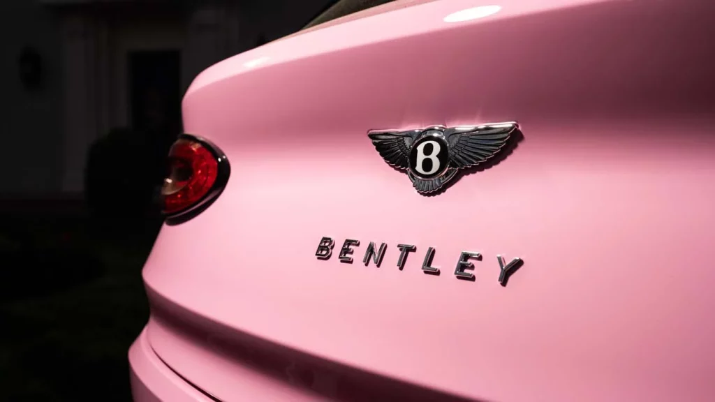 ¿Cuántos colores ofrece el Bentley Bentayga? Uno es este 'sueño rosa' 2 Motor16 Bentley Bentayga EWB Mulliner en color rosa