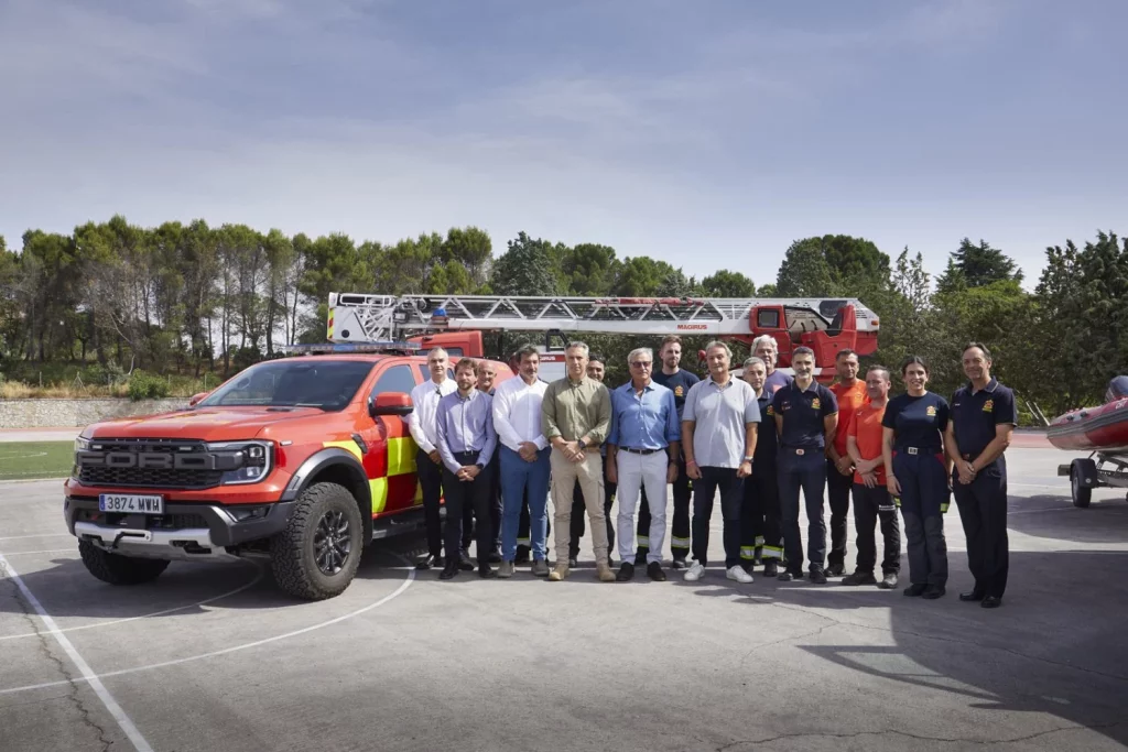 Carlos Sainz enseña a los bomberos de la Comunidad de Madrid cómo exprimir al máximo el Ford Ranger Raptor 2 Motor16 CARLOS SAINZ CON BOMBEROS Y FORD RANGER RAPTOR1 Motor16