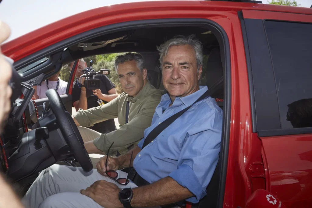 Carlos Sainz enseña a los bomberos de la Comunidad de Madrid cómo exprimir al máximo el Ford Ranger Raptor 1 Motor16 CARLOS SAINZ CON BOMBEROS Y FORD RANGER RAPTOR2 Motor16