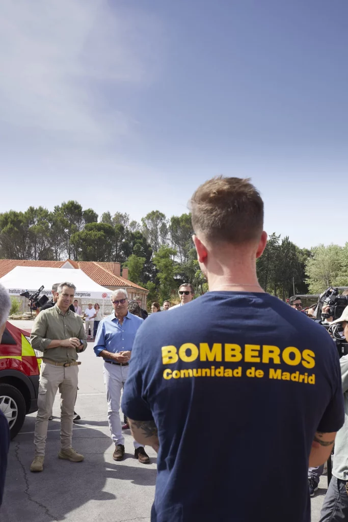 Carlos Sainz enseña a los bomberos de la Comunidad de Madrid cómo exprimir al máximo el Ford Ranger Raptor 3 Motor16 CARLOS SAINZ CON BOMBEROS Y FORD RANGER RAPTOR3 Motor16