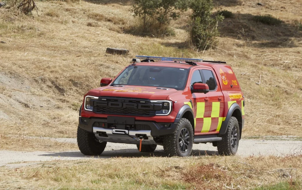 Carlos Sainz enseña a los bomberos de la Comunidad de Madrid cómo exprimir al máximo el Ford Ranger Raptor 4 Motor16 CARLOS SAINZ CON BOMBEROS Y FORD RANGER RAPTOR4 Motor16