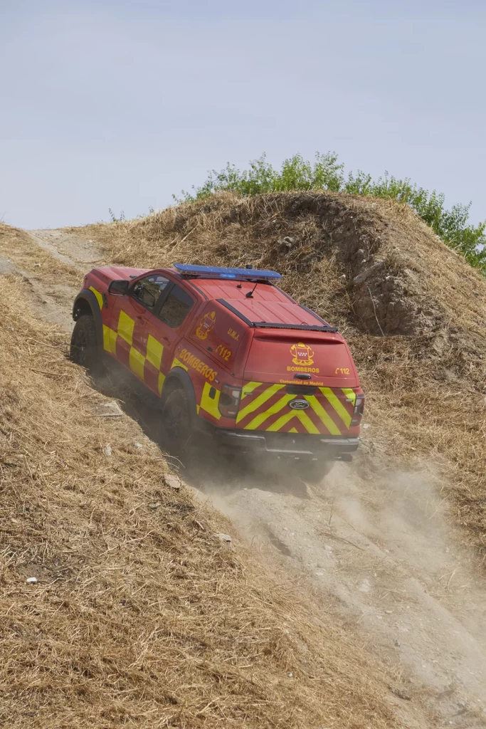Carlos Sainz enseña a los bomberos de la Comunidad de Madrid cómo exprimir al máximo el Ford Ranger Raptor 5 Motor16 CARLOS SAINZ CON BOMBEROS Y FORD RANGER RAPTOR5 Motor16