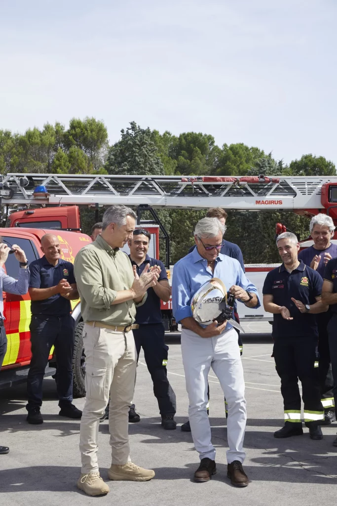 Carlos Sainz enseña a los bomberos de la Comunidad de Madrid cómo exprimir al máximo el Ford Ranger Raptor 7 Motor16 CARLOS SAINZ CON BOMBEROS Y FORD RANGER RAPTOR7 Motor16