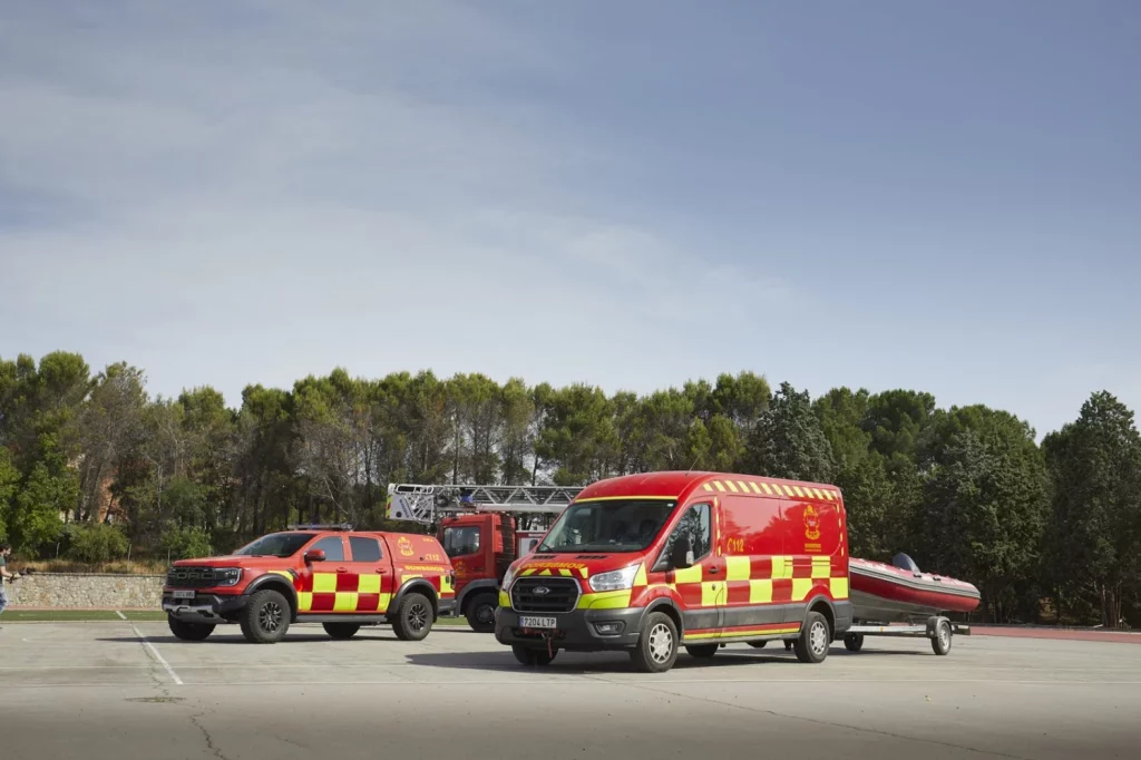 Carlos Sainz enseña a los bomberos de la Comunidad de Madrid cómo exprimir al máximo el Ford Ranger Raptor 8 Motor16 CARLOS SAINZ CON BOMBEROS Y FORD RANGER RAPTOR8 Motor16