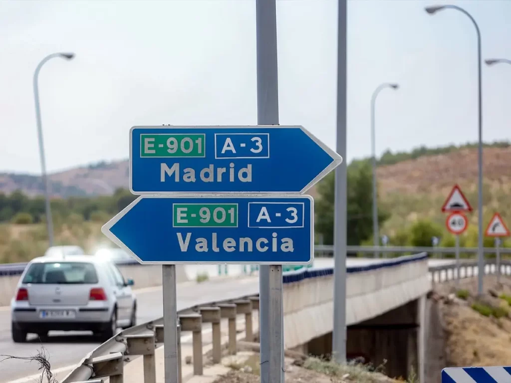 ¿Cómo encontrar las gasolineras disponibles sin tener que desviarte de la ruta? 4 Motor16 Cartel carretera