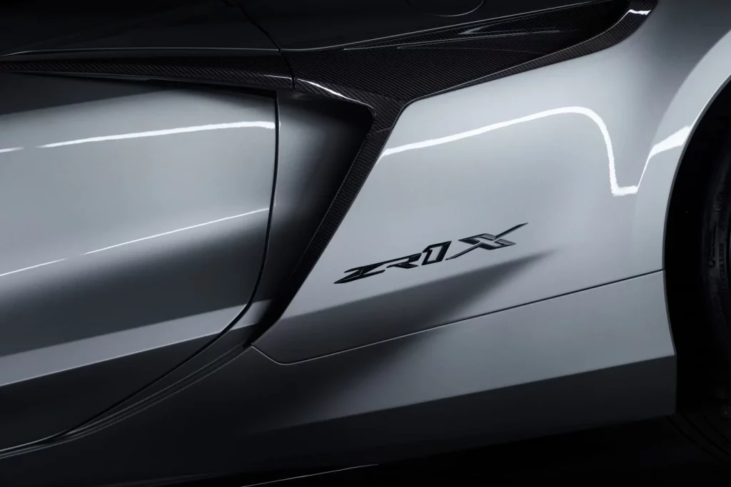 Corvette ZR1X: El demoledor combinado entre ZR1 y E-Ray 16 Motor16 Chevrolet 2026 Corvette ZR1X Badge Motor16