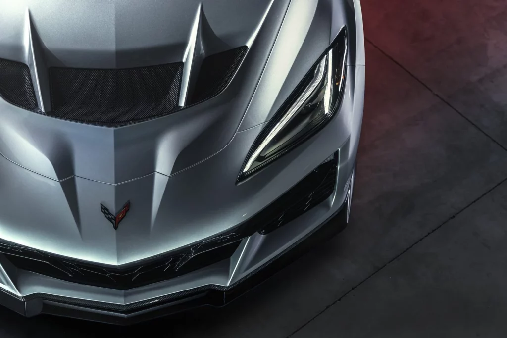 Corvette ZR1X: El demoledor combinado entre ZR1 y E-Ray 14 Motor16 Chevrolet 2026 Corvette ZR1X Blade Silver Metallic Hood Top View Motor16