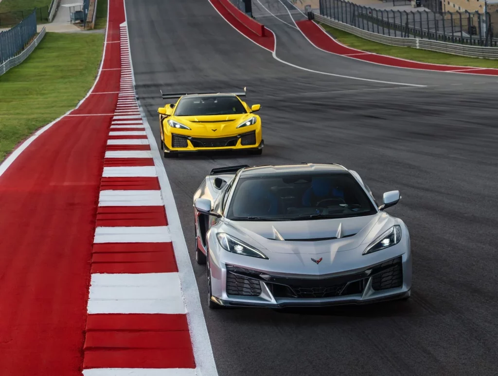 Corvette ZR1X: El demoledor combinado entre ZR1 y E-Ray 11 Motor16 Chevrolet 2026 Corvette ZR1X Blade Silver and 2025 Corvette ZR1 Competition Yellow Motor16